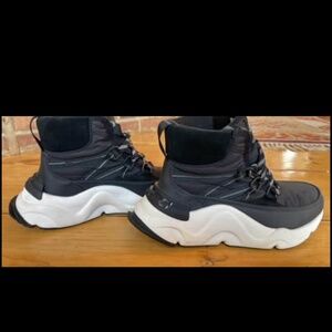 LIKE NEW Women’s Sorel Kinetic RNEGD Size 6 Black and White Snow Boots